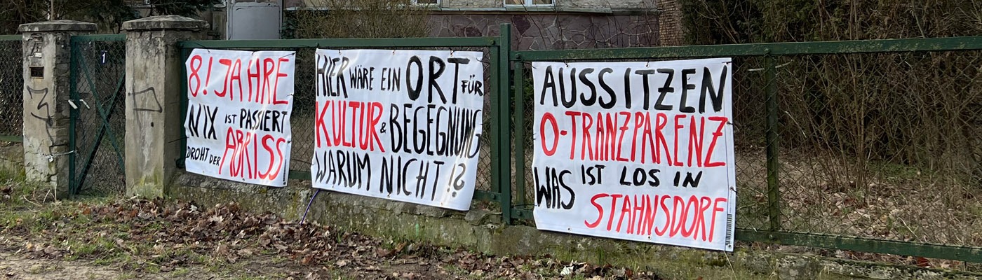 Protest der Künstlerin Frauke Schmidt-Theilig am Zaun der Pardemann-Villa in der Stahnsdorfer Ruhlsdorfer Straße 1