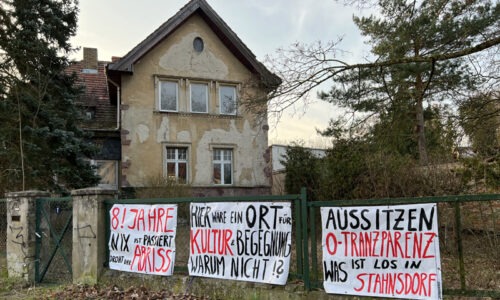 Protest der Künstlerin Frauke Schmidt-Theilig am Zaun der Pardemann-Villa in der Stahnsdorfer Ruhlsdorfer Straße 1